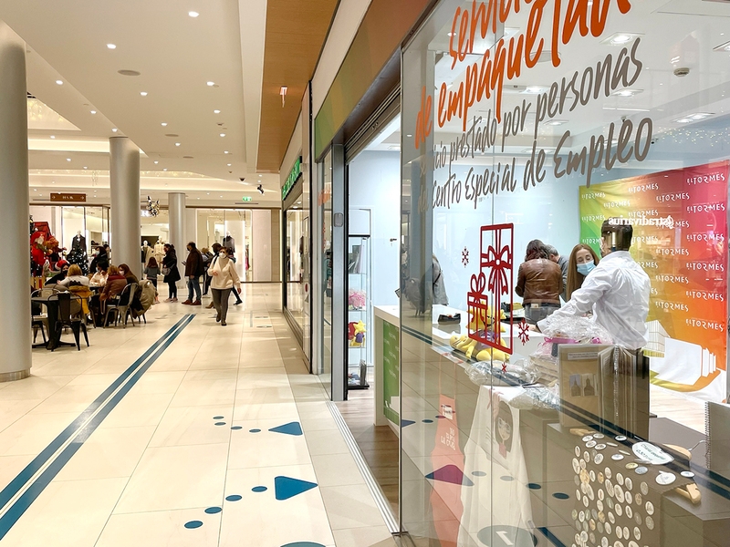 Regalos solidarios en el Centro Comercial El Tormes